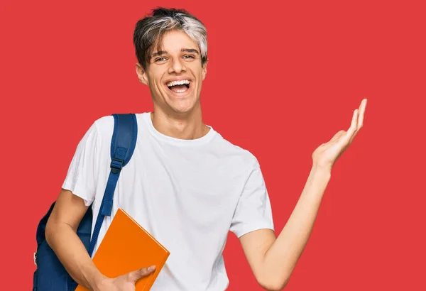 Jovem Hispânico Vestindo Mochila Estudantil Segurando Livros Celebrando Vitória Com — Fotografia de Stock