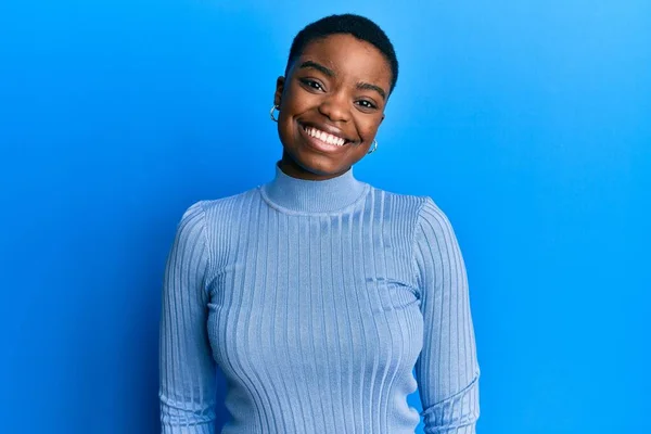 Молода Афро Американська Жінка Повсякденному Одязі Щасливою Прохолодною Посмішкою Обличчі — стокове фото