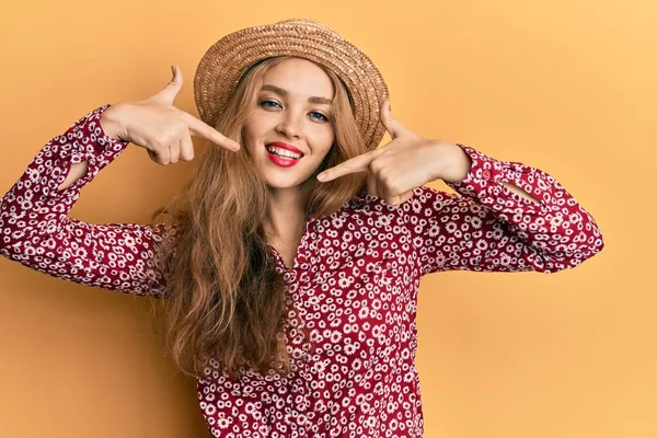 Όμορφη Ξανθιά Καυκάσια Γυναίκα Φοράει Καλοκαιρινό Καπέλο Χαμογελώντας Χαρούμενα Δείχνοντας — Φωτογραφία Αρχείου