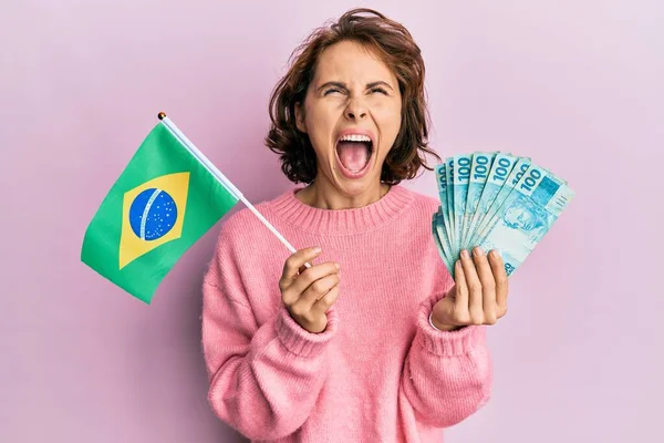 Mujer Morena Joven Sosteniendo Bandera Brasil Billetes Reales Enojado Loco —  Fotos de Stock