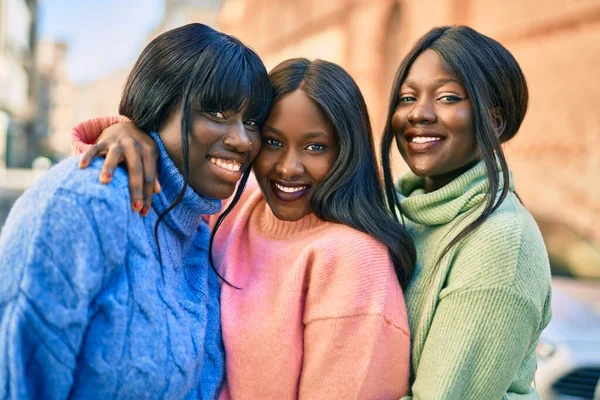 Trois Amis Afro Américains Souriants Heureux Câlins Ville — Photo