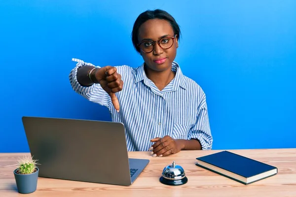 Jovem Mulher Africana Trabalhando Recepção Hotel Usando Laptop Olhando Infeliz — Fotografia de Stock