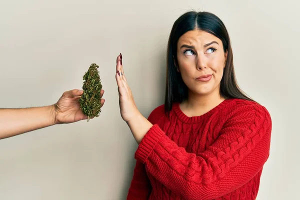 Güzel Esmer Kadın Marihuana Bitkisine Hayır Diyor Gülümsüyor Yan Tarafa — Stok fotoğraf
