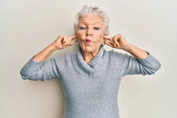 Senior Mujer Pelo Gris Que Cubre Las Orejas Con Dedo —  Fotos de Stock