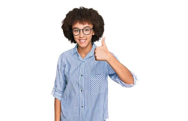 Joven Chica Hispana Vistiendo Camisa Negocios Gafas Sonriendo Feliz Positivo —  Fotos de Stock
