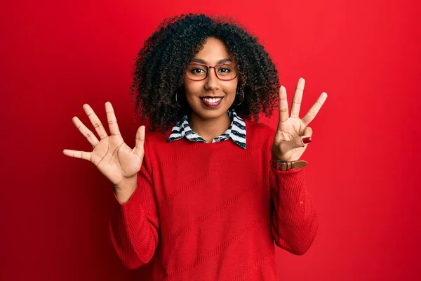 Mooie Afrikaans Amerikaanse Vrouw Met Afro Haar Dragen Trui Bril — Stockfoto