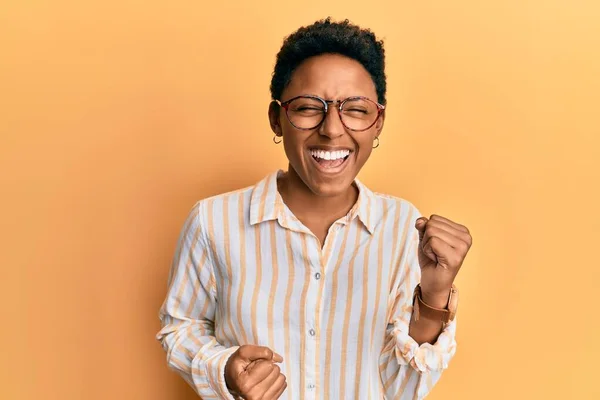 Ung Afrikansk Amerikansk Flicka Bär Casual Kläder Och Glasögon Firar — Stockfoto