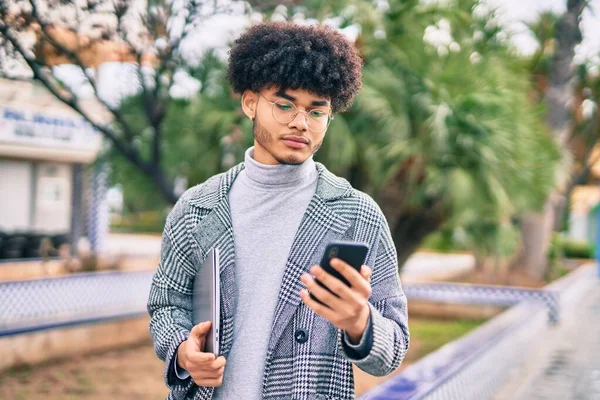 Jonge Afrikaanse Amerikaanse Zakenman Met Serieuze Expressie Met Behulp Van — Stockfoto