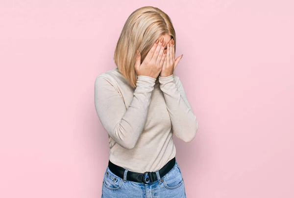 Junge Blonde Frau Lässiger Kleidung Mit Traurigem Gesichtsausdruck Die Beim — Stockfoto