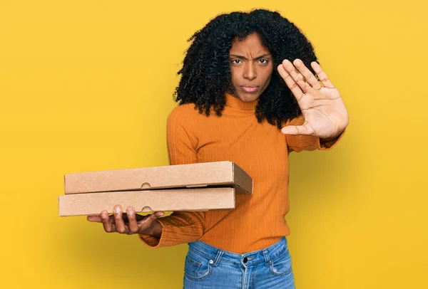 Genç Afrikalı Amerikalı Kız Elinde Pizza Kutusuyla Elinde Dur Işareti — Stok fotoğraf