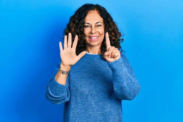 Middelbare Leeftijd Spaanse Vrouw Het Dragen Van Casual Kleding Tonen — Stockfoto