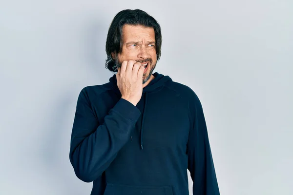 Medelålders Kaukasier Man Bär Casual Sweatshirt Ser Stressad Och Nervös — Stockfoto