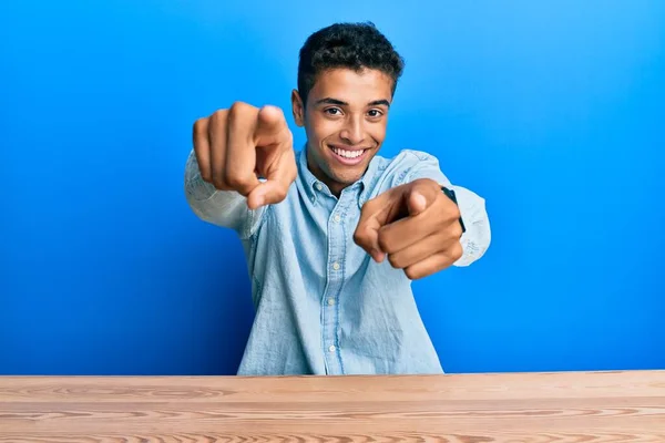 Jonge Knappe Afro Amerikaanse Man Casual Kleding Zittend Tafel Wijzend — Stockfoto