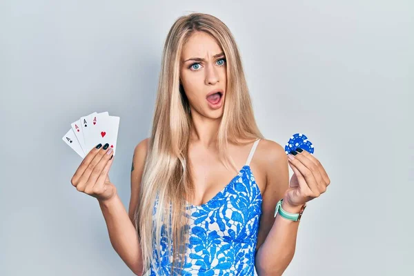 Giovane Bella Donna Caucasica Possesso Carte Poker Patatine Faccia Shock — Foto Stock