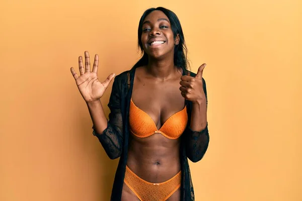 身穿内衣裤的年轻的非洲裔美国女人 头戴六号手指 面带微笑 自信而快乐 — 图库照片