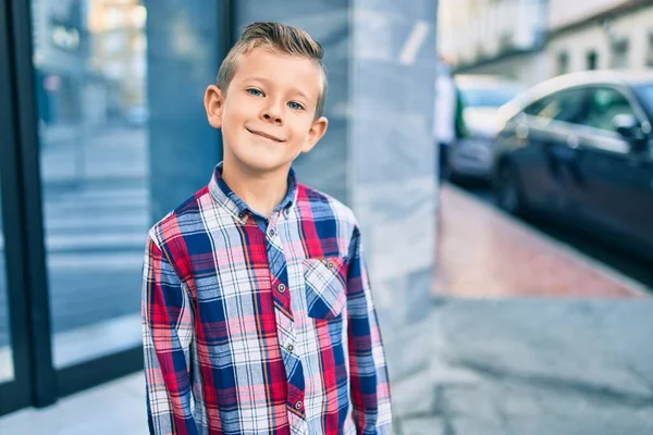 Förtjusande Kaukasiska Pojke Ler Glad Stående Vid Staden — Stockfoto