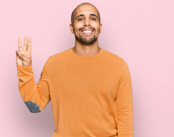 Hispanischer Erwachsener Mann Lässigem Winterpullover Der Finger Nummer Drei Zeigt — Stockfoto