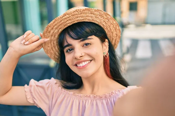 Joven Turista Hispana Usando Estilo Veraniego Haciendo Selfie Por Cámara — Foto de Stock