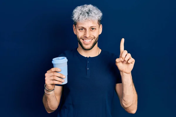 Jonge Latijns Amerikaanse Man Met Modern Geverfd Haar Drinken Van — Stockfoto