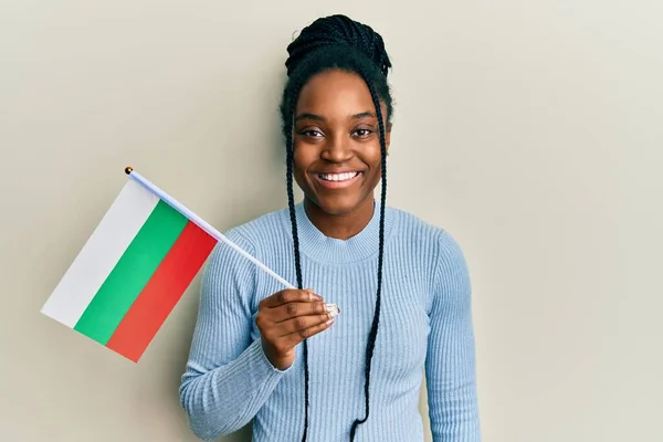 Saçları Örülü Örülmüş Elinde Bulgar Bayrağı Olan Afro Amerikan Bir — Stok fotoğraf