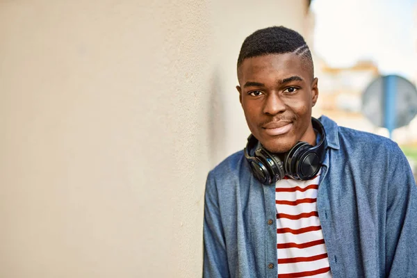 Joven Afroamericano Sonriendo Feliz Usando Auriculares Ciudad — Foto de Stock