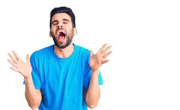 Joven Hombre Guapo Con Barba Vistiendo Camiseta Casual Celebrando Loco — Foto de Stock