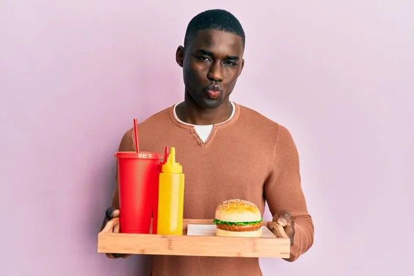 Młody Afrykański Amerykanin Jedzący Smacznego Klasycznego Burgera Puffing Policzki Zabawną — Zdjęcie stockowe