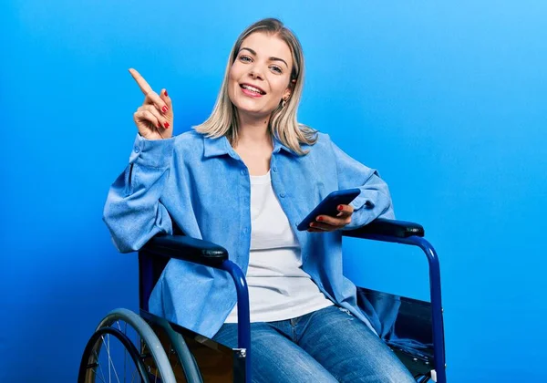 Krásná Běloška Sedí Invalidním Vozíku Pomocí Smartphone Usměvavý Šťastný Ukazující — Stock fotografie