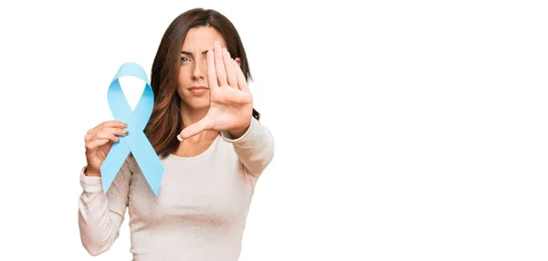 Молодая Брюнетка Голубой Лентой Открытой Рукой Делает Знак Стоп Серьезным — стоковое фото