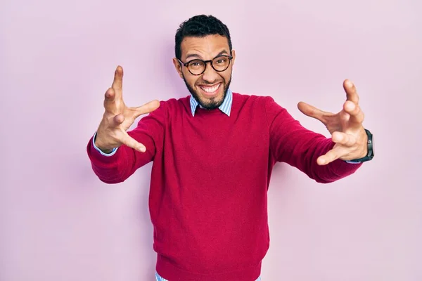 Spaanse Man Met Baard Zakelijk Shirt Bril Schreeuwend Gefrustreerd Door — Stockfoto