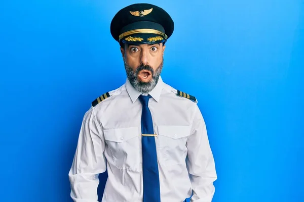 Medelålders Man Med Skägg Och Grått Hår Bär Flygplan Pilot — Stockfoto
