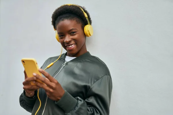 Jong Afrikaans Amerikaans Meisje Glimlachen Gelukkig Met Behulp Van Smartphone — Stockfoto