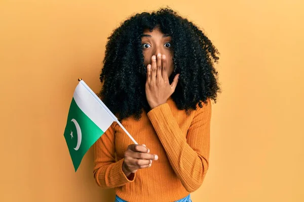 Africano Mulher Americana Com Cabelo Afro Segurando Bandeira Paquistão Cobrindo — Fotografia de Stock