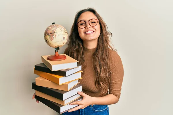 Молодая Латиноамериканка Изучающая Географию Улыбается Счастливой Прохладной Улыбкой Лице Показывая — стоковое фото