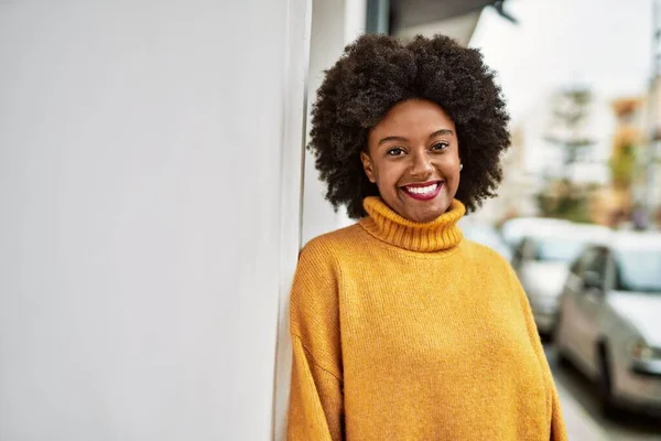 Молодая Африканская Американка Улыбается Счастливой Стоя Городе — стоковое фото