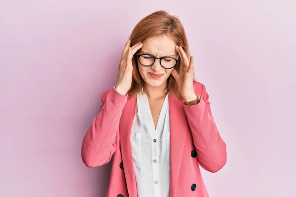 Young Caucasian Woman Wearing Business Style Glasses Hand Head Headache — Stock Photo, Image