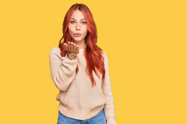 Mulher Ruiva Jovem Vestindo Camisola Inverno Casual Olhando Para Câmera — Fotografia de Stock