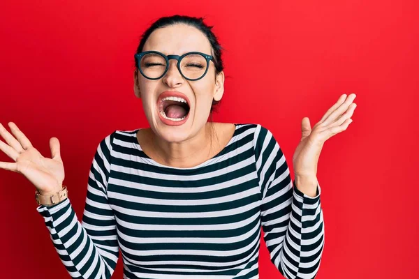 Giovane Donna Caucasica Indossa Abiti Casual Occhiali Che Celebrano Pazzo — Foto Stock