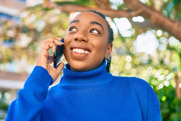 Νεαρή Αφροαμερικανή Γυναίκα Χαμογελά Ευτυχισμένη Μιλώντας Στο Smartphone Στο Πάρκο — Φωτογραφία Αρχείου