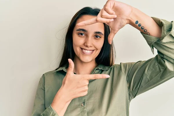 Jonge Latijns Amerikaanse Vrouw Casual Kleding Glimlachende Maken Frame Met — Stockfoto