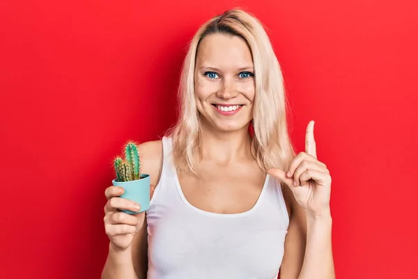 Hermosa Mujer Rubia Caucásica Sosteniendo Pequeña Olla Cactus Sonriendo Feliz —  Fotos de Stock