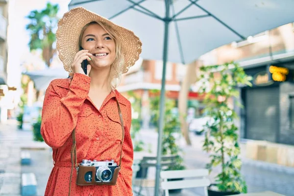 Turis Muda Pirang Tersenyum Bahagia Berbicara Smartphone Kota — Stok Foto