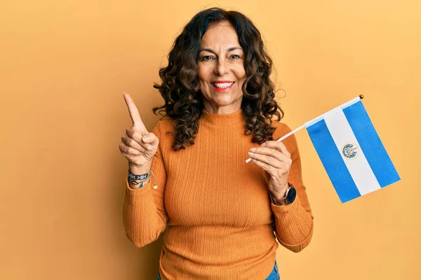 Medioevo Donna Ispanica Tenendo Salvador Bandiera Sorridente Felice Indicando Con — Foto Stock