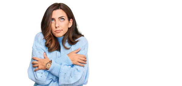 Young Brunette Woman Wearing Casual Winter Sweater Shaking Freezing Winter — Stock Photo, Image