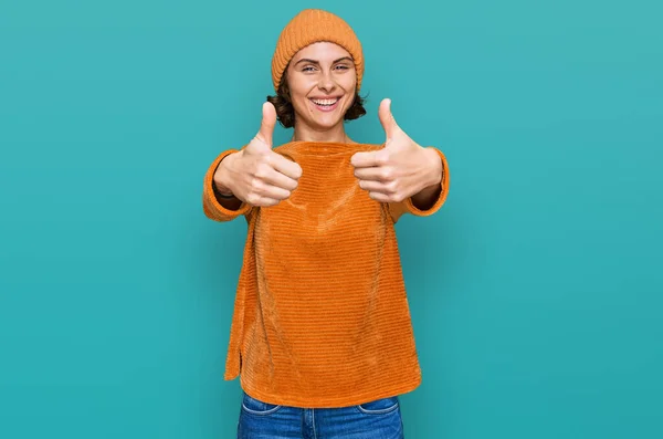 Mulher Hispânica Jovem Vestindo Roupas Casuais Gorro Aprovando Fazer Gesto — Fotografia de Stock