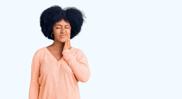 Ung Afrikansk Amerikansk Flicka Bär Casual Kläder Röra Munnen Med — Stockfoto
