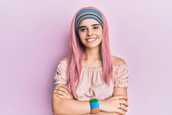 Menina Hispânica Jovem Com Cabelo Rosa Rosto Feliz Sorrindo Com — Fotografia de Stock