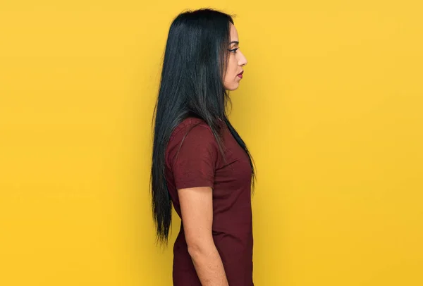 Junges Hispanisches Mädchen Trägt Lässiges Shirt Das Zur Seite Schaut — Stockfoto