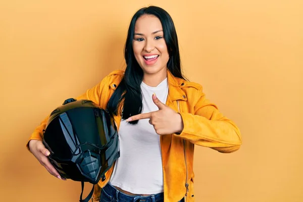 Schöne Hispanische Frau Mit Nasenpiercing Hält Motorradhelm Lächelnd Glücklich Zeigt — Stockfoto