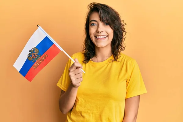 Fiatal Spanyol Kezében Orosz Zászló Néz Pozitív Boldog Álló Mosolygó — Stock Fotó